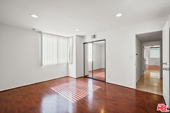 Building Photo - 1900 Vine St