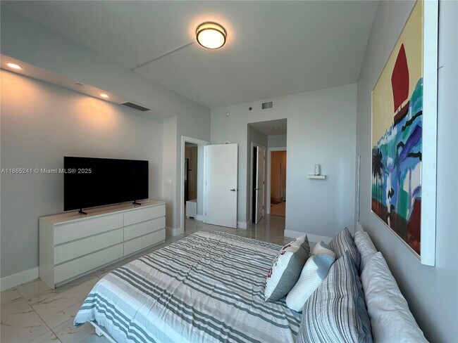 Building Photo - 950 Brickell Bay Dr