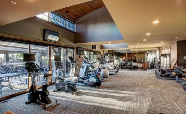 Building Photo - 1 bedroom condo, located steps from all of...