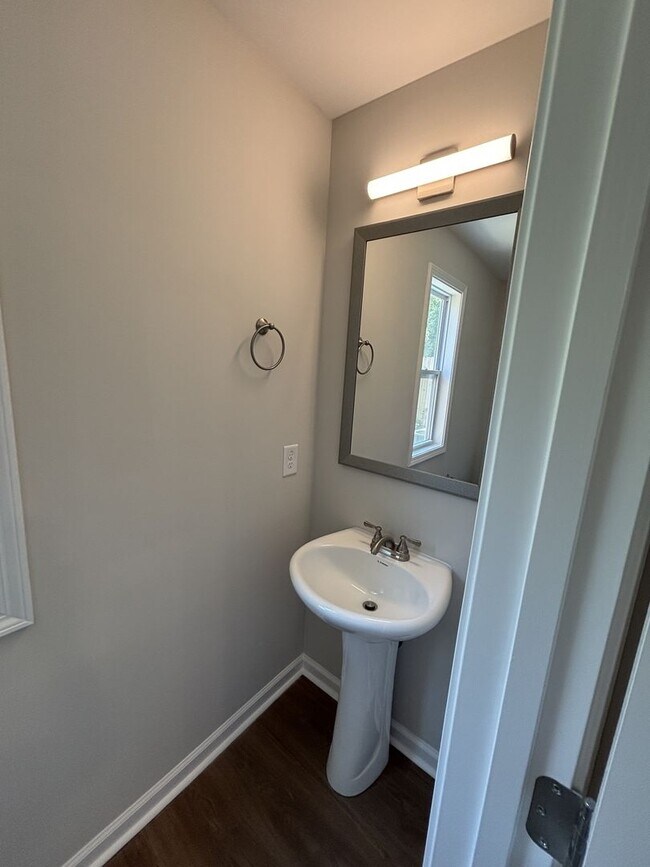 Building Photo - 839 Cumberland Dr