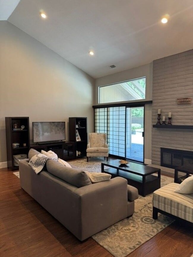 Building Photo - Gorgeous 3-Bedroom House in Gold River wit...