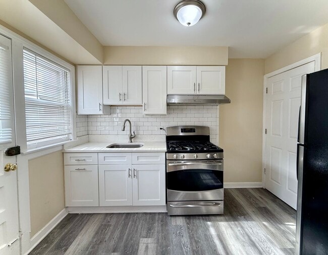 Building Photo - HOME SWEET HOME! 2 Bed / 1 Bath Townhome Available in Oak Park!