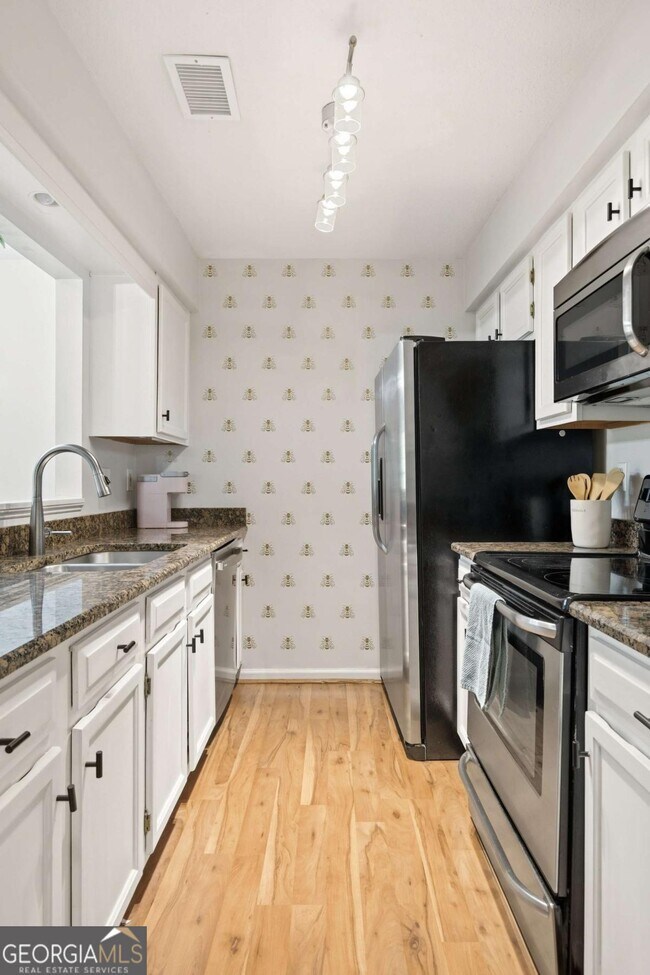 Building Photo - 24307 Plantation Dr NE