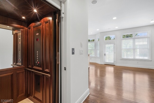 Building Photo - 12 Howland Terrace