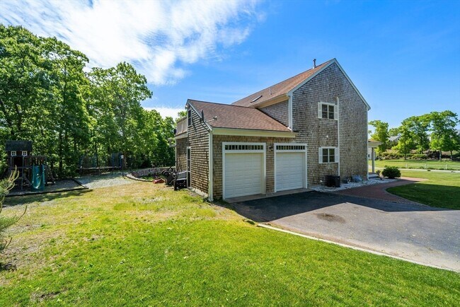 Building Photo - 111 Sisters Cir