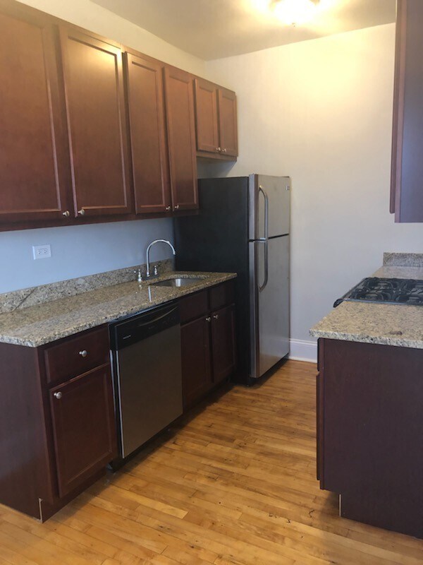 Building Photo - Evanston studio with separate kitchen! Hea...