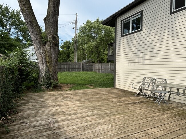 Building Photo - 1024 Kessler