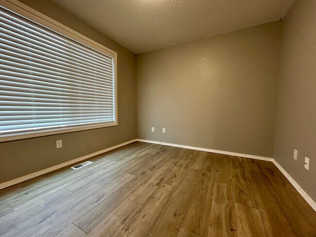 Building Photo - Welcome to this charming 3-bedroom, 2.5-bathroom house located in Vancouver, WA!
