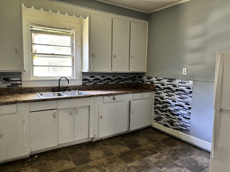 kitchen - 537 Perry Ave