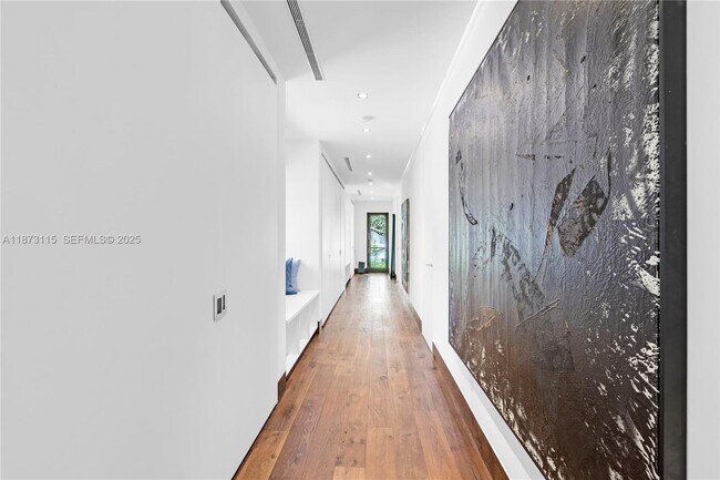 Building Photo - 3009 Pine Tree Dr