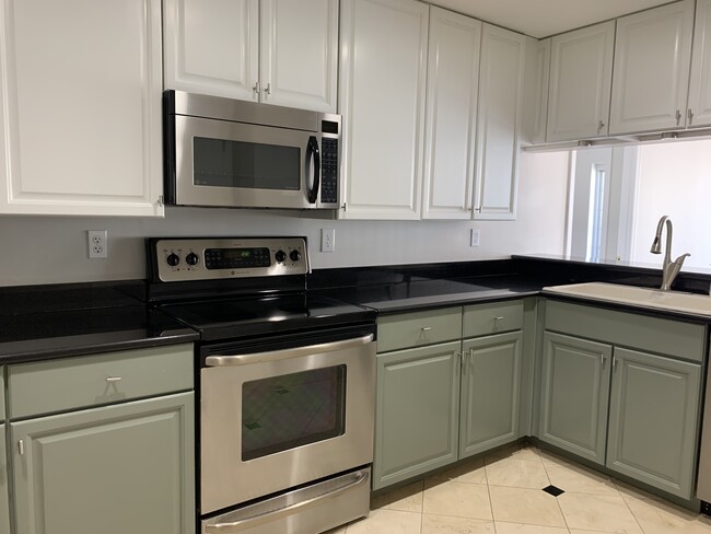 Kitchen - 195 14th St NE