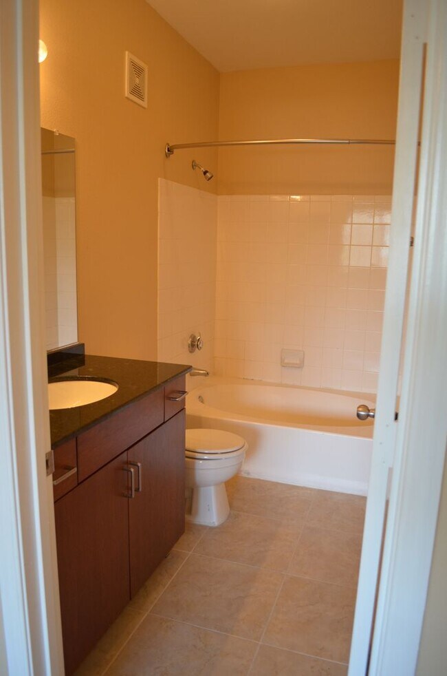 Building Photo - MOVE IN Special!!  Biltmore 2 bedroom!