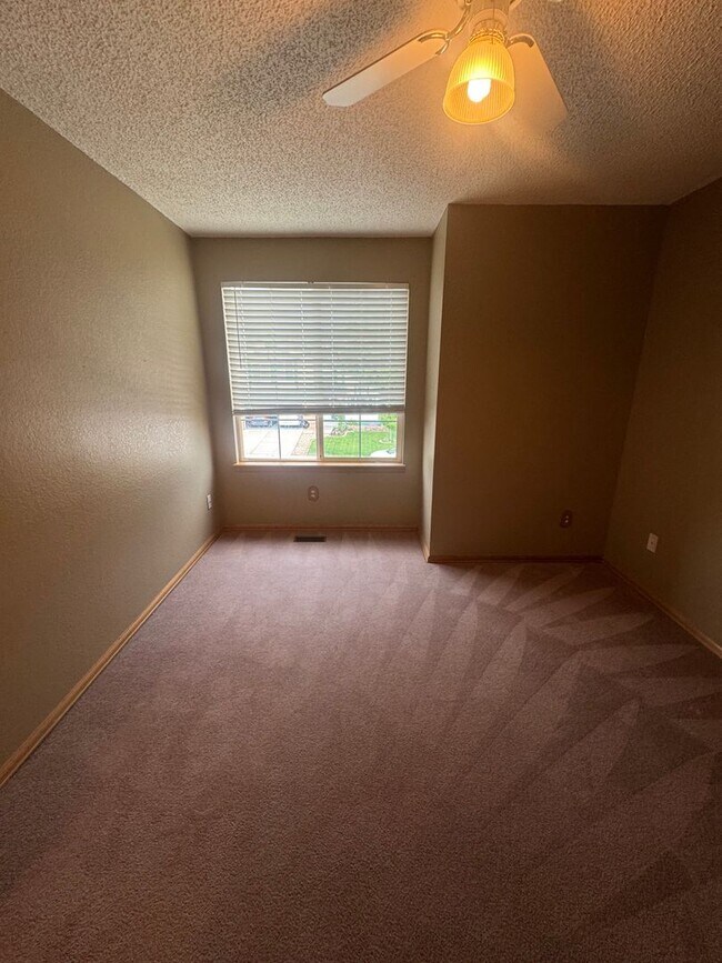 Building Photo - Gorgeous 4 bedroom with Loft and 3 car gar...