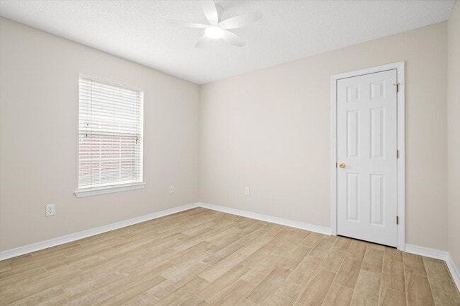 Building Photo - HEART OF DAPHNE LISTING!