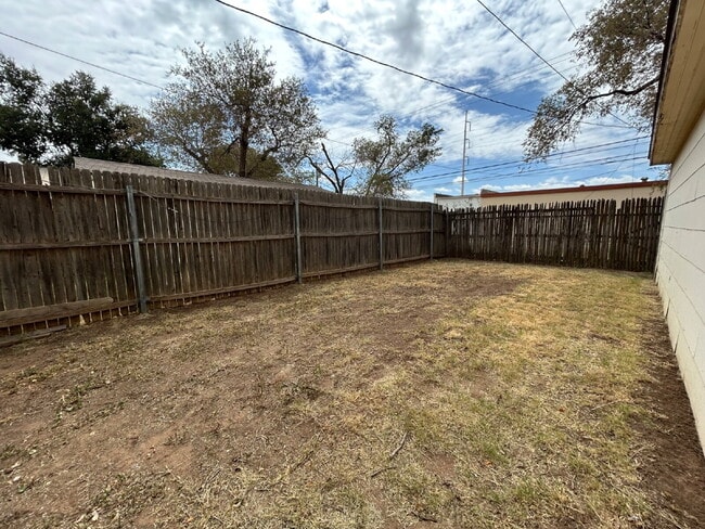 Building Photo - Charm, Comfort and Convenience!