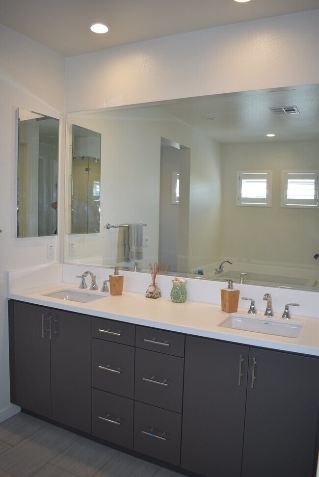 Building Photo - 3 Story 4 Bedroom 3.5 Bath Home in Del Sur...