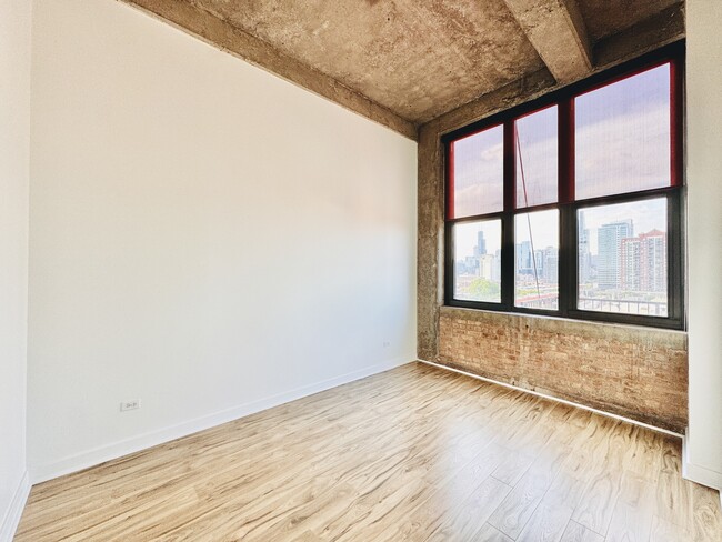 Building Photo - 320 E 21st St