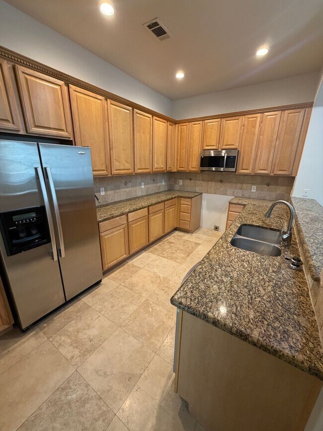 Building Photo - 2320 Stutz Dr