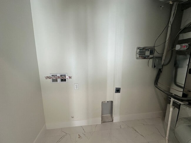 Building Photo - Brand New Townhome