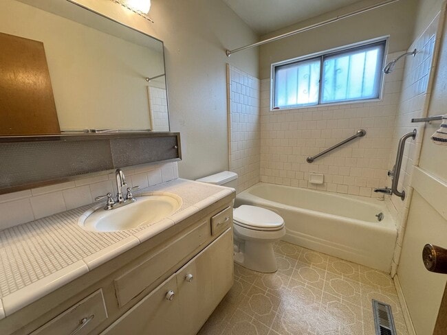 Building Photo - Well-maintained Northeast Gem!