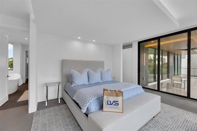 Building Photo - 1730 SE 13th St