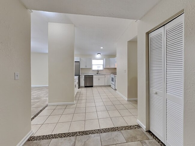 Building Photo - 155 Plainview Dr
