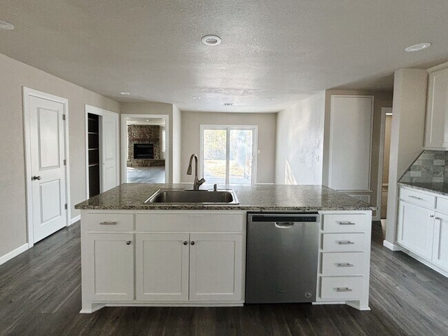 Building Photo - Large 4-bedroom, 2-bathroom home