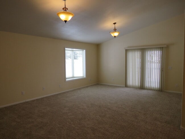 Building Photo - 5 Bed/ 3 Bath/ 3 Car Garage Gorgeous Executive Home in Coveted Castlewood Subdivision