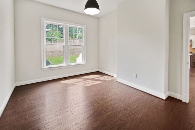 Building Photo - 5 Bed 4.5 Bath - Bethesda Single Family - ...