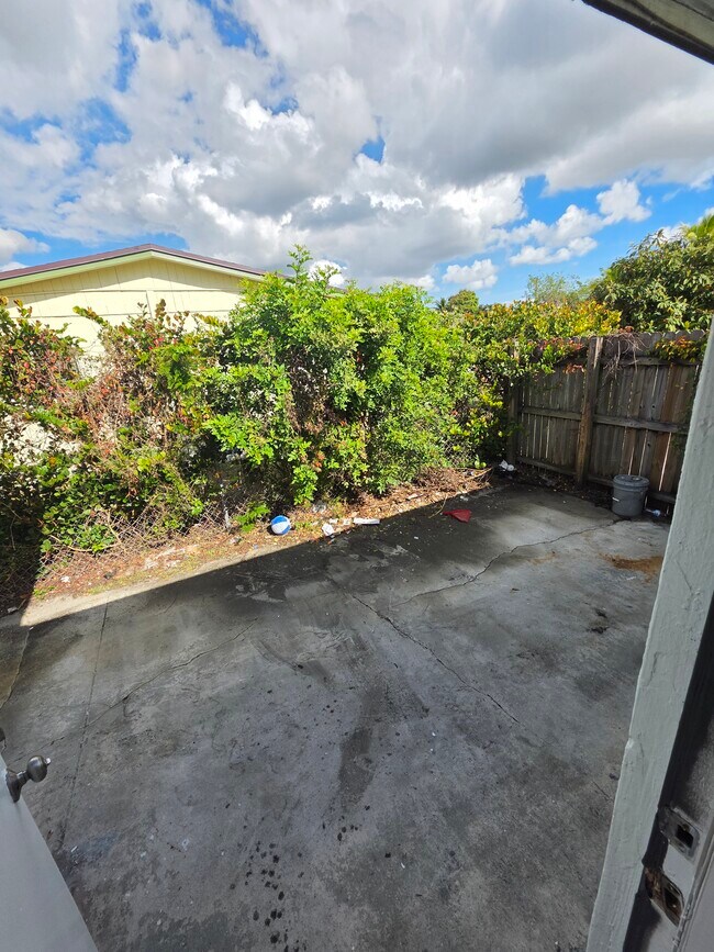 Building Photo - 681 SW 29th Ter