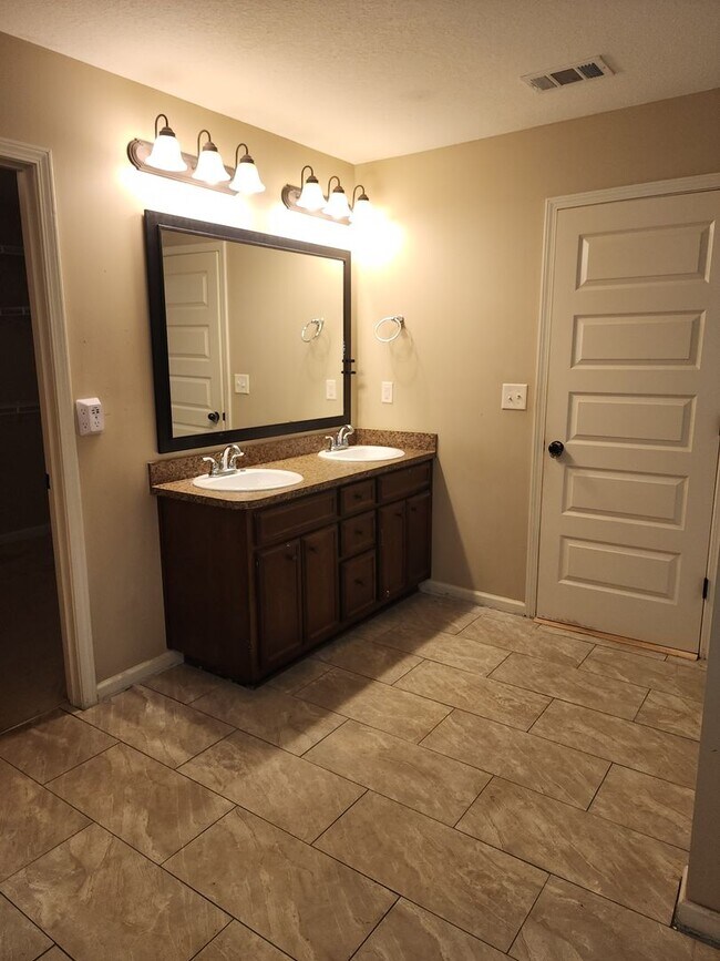 Building Photo - "NEW LOWER PRICE" LOVELY TWO-STORY W/ 5 BEDS, 3 FULL BATHS. LOCATED IN A GREAT NEIGHBORHOOD