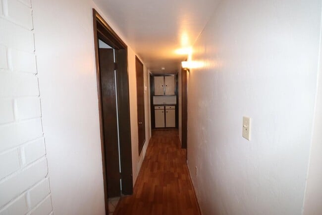 Building Photo - 3 Bedroom 2 Bathroom