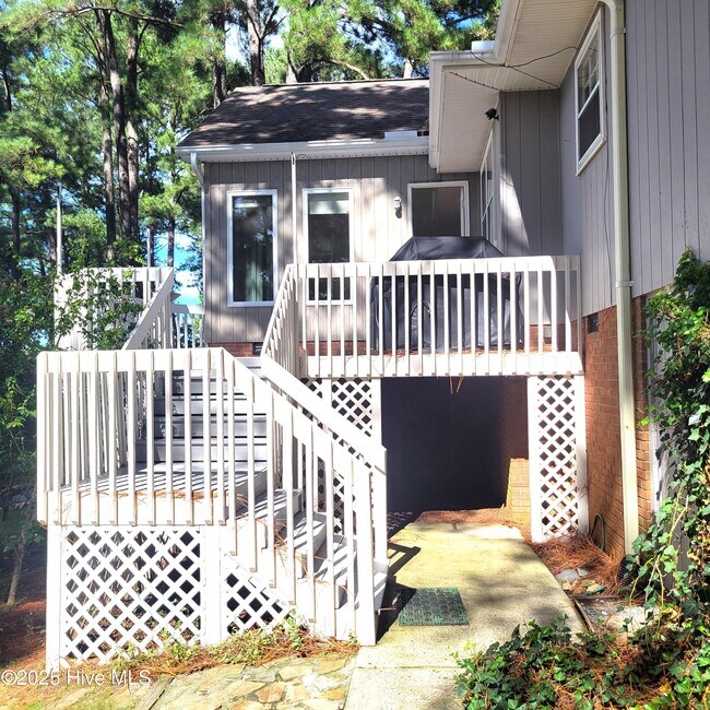 Building Photo - 62 Pine Ridge Dr