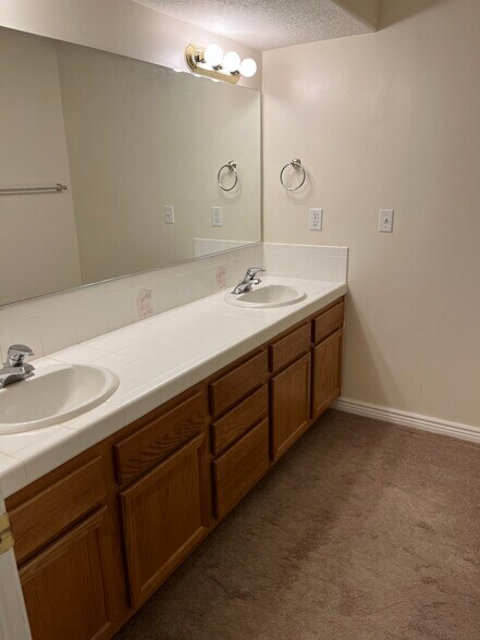 Building Photo - 1126 Heather Cir