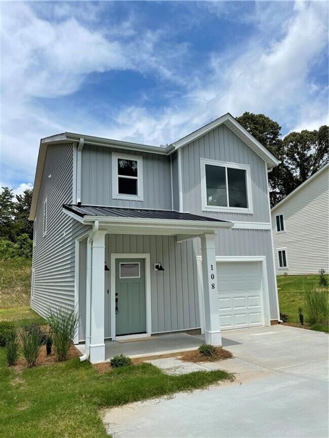 Building Photo - Single Family Home in Seneca!