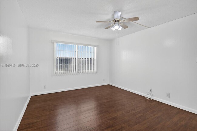 Building Photo - 900 SW 128th Ave