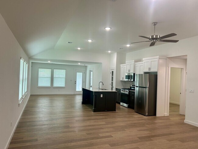 Building Photo - Great floorplan on a corner lot!