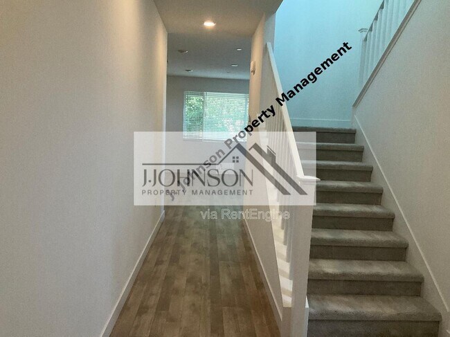 Building Photo - 405 Avendale Dr