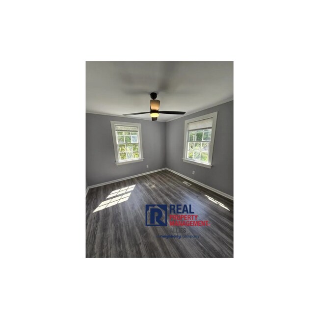 Building Photo - Fully Renovated and 10 minutes to downtown...