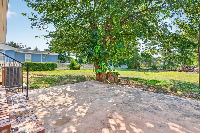 Building Photo - "Charming 3-Bed Home with Gleaming Hardwood Floors in Hope Mills!"