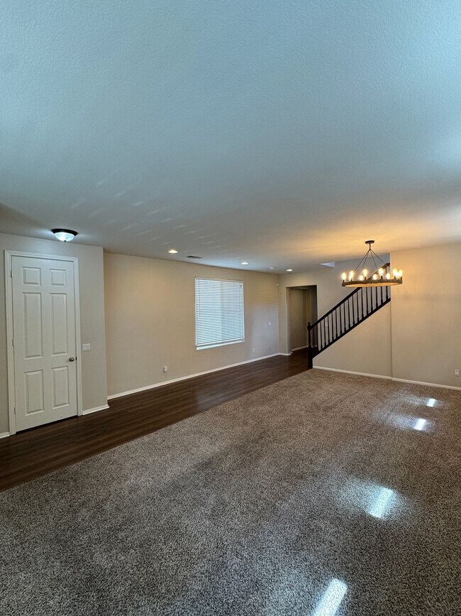 Building Photo - Spacious Lakeview Home with Loft & Community Amenities