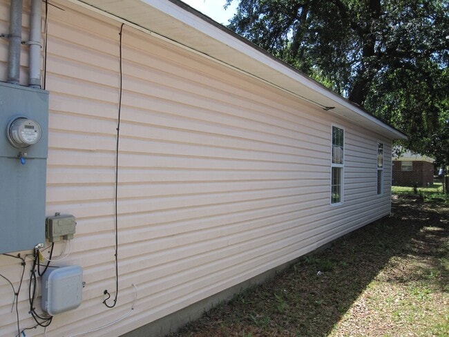 Building Photo - Nice home