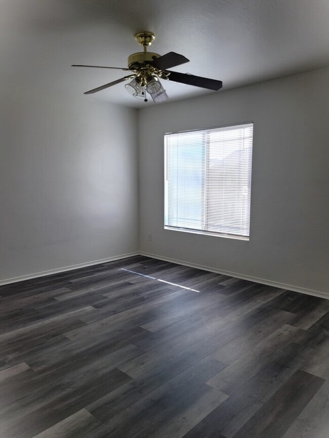 Building Photo - LARGE 5 bedroom 3 bath