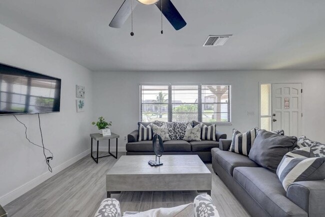 Building Photo - 543 SE Greenway Terrace