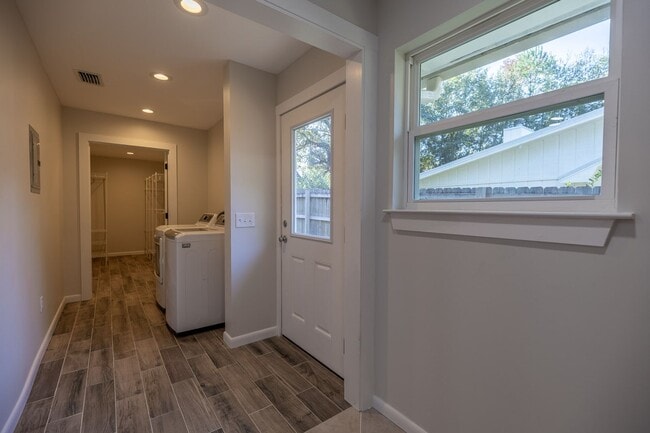 Building Photo - Newly Remodeled Fairhope Cottage Near Downtown!