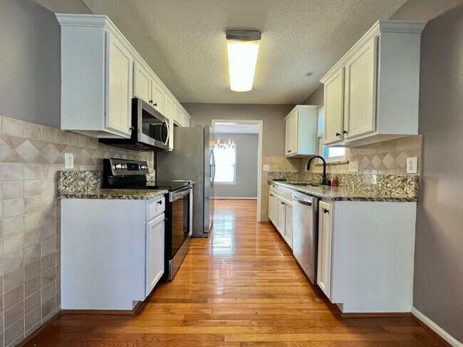 Building Photo - 3 Bed, 2.5 Bath Home w/ 2 Car Garage and Bonus Room