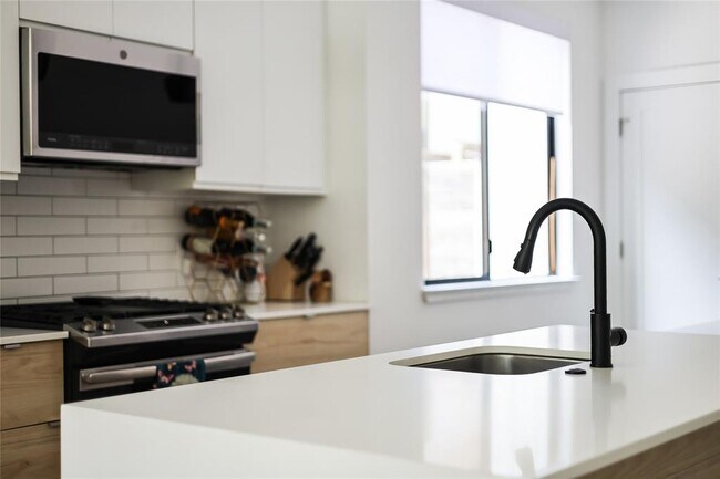 Building Photo - 2709 E 14th St