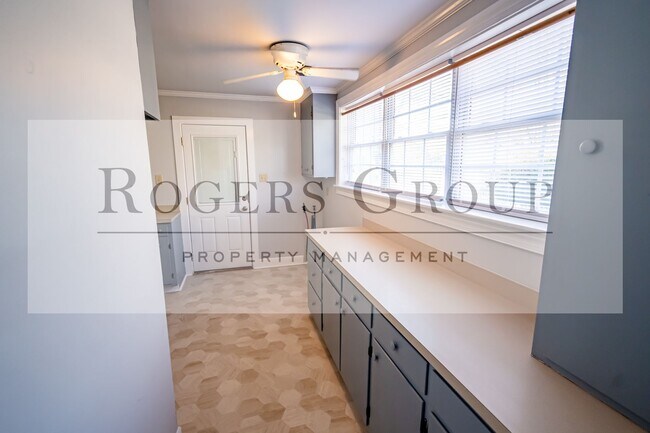 Building Photo - 305 White Oak Dr