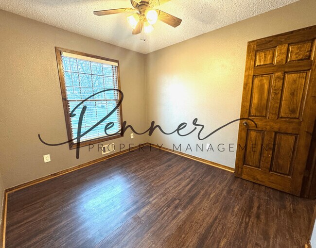 Building Photo - 302 SE Brentwood Dr