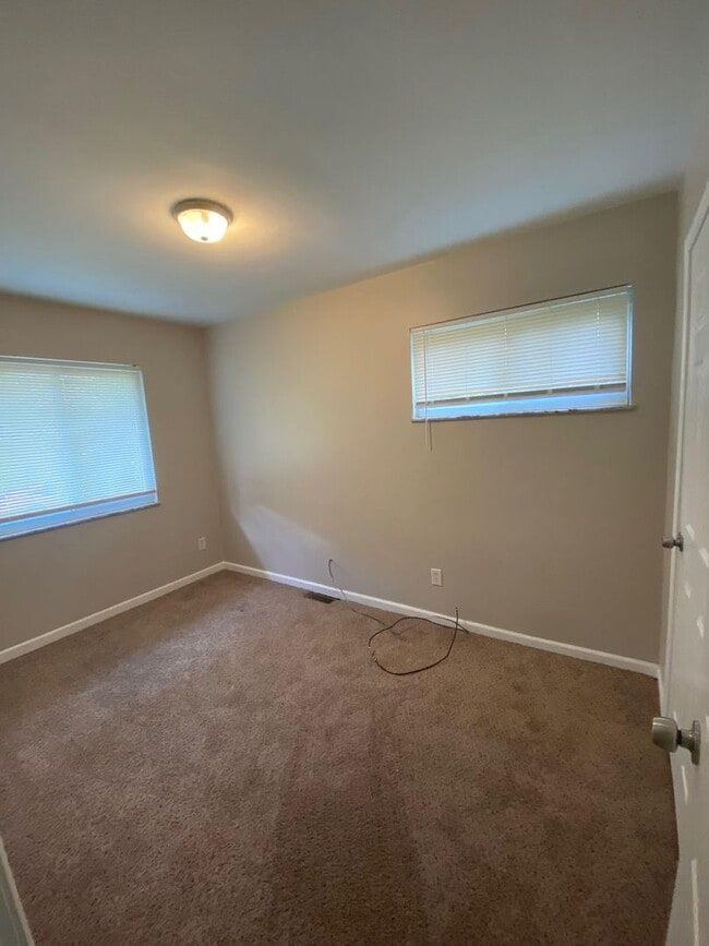 Building Photo - 3-Bed Ranch